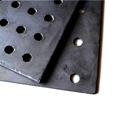 Schwarze wiederkristallisierte Siliziumkarbidplatte für Hochtemperatur-Vorlauföfenregale