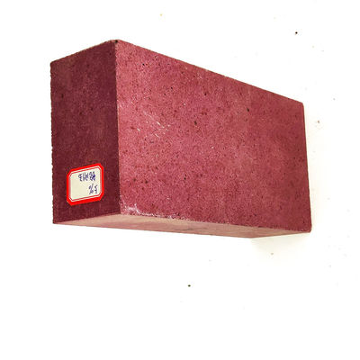 Rohstoff Al2O3 Offenbar Porosität 18% rosa geschmolzenes Korund Magnesia Chromziegel F90